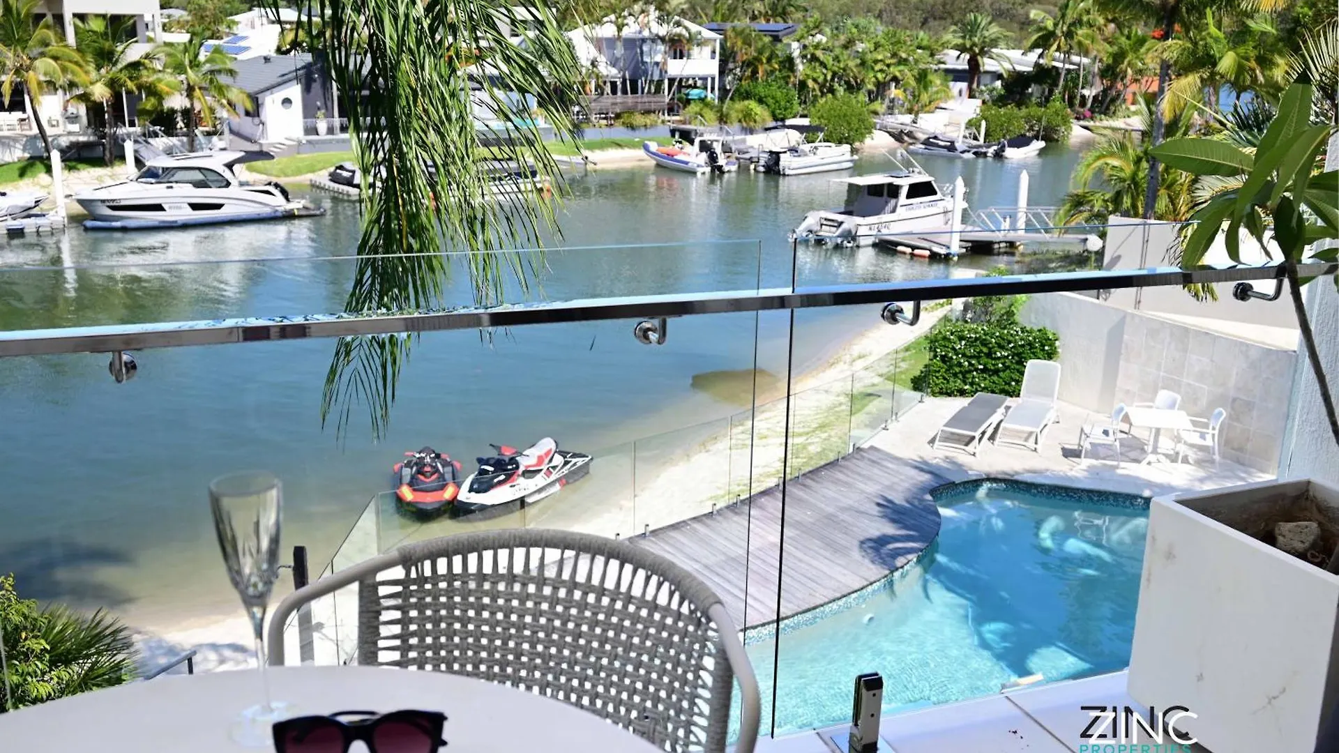 St Tropez 10 - Relaxing Noosa Water Views & Poolアパートメント